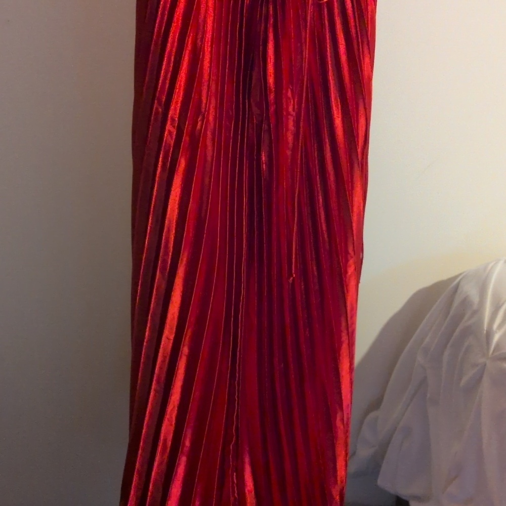 Elegant Red Ruffled Dress - Picture 7 of 8